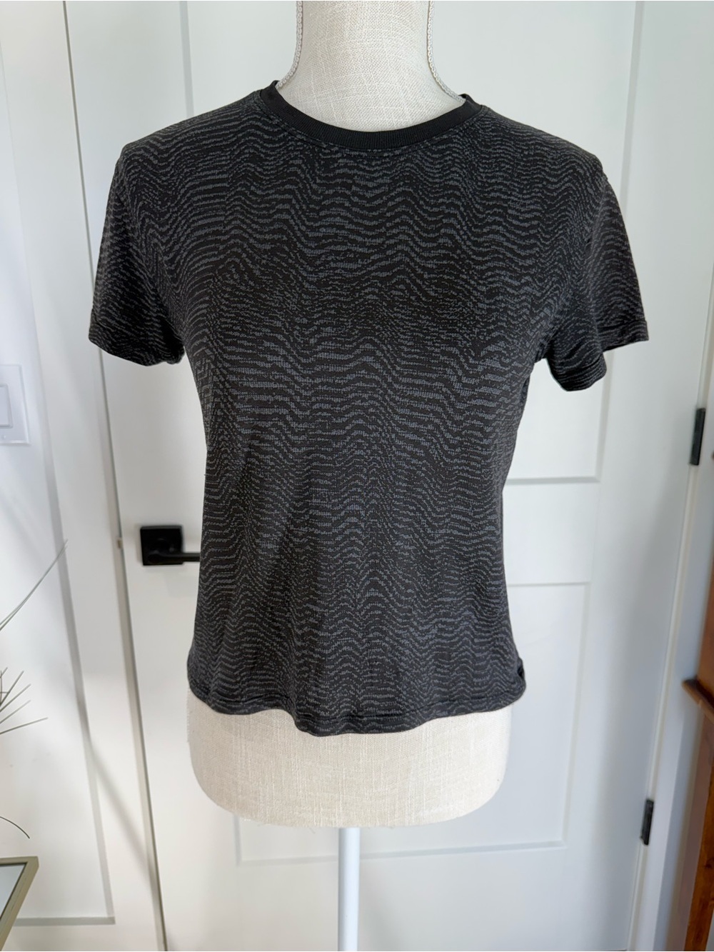 Lululemon Black Patterned Short Sleeve Active Tee Top Women’s Size 6